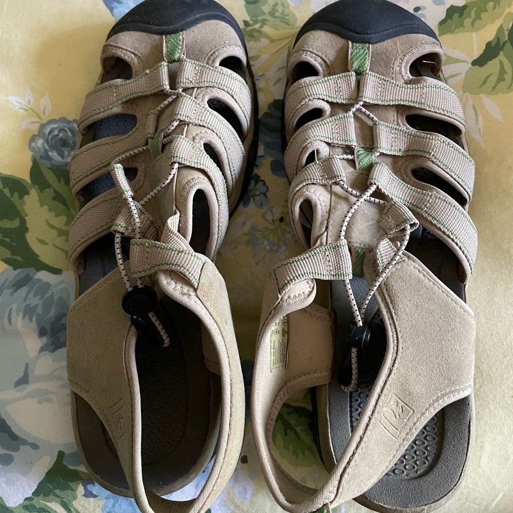 Rugged Outback Size 9 bump toe sandals